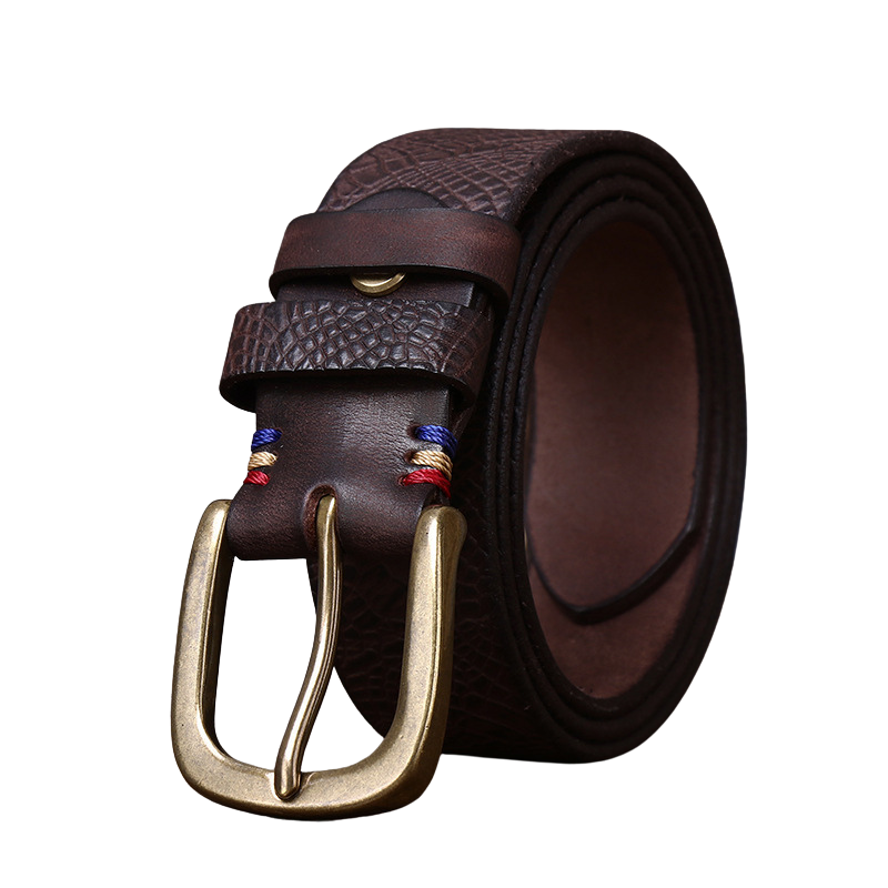 Ceinture homme Textuborn en cuir marron avec relief crocodile et boucle ardillon ovale en cuivre vieilli, coutures contrastantes bleues, rouges et jaunes. #fullwidth