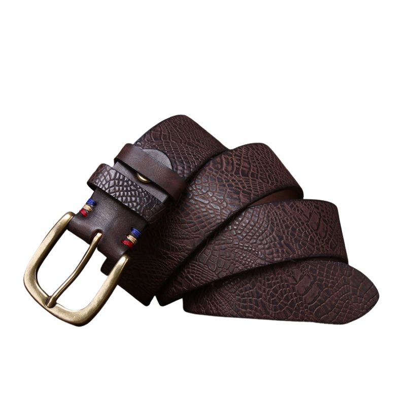 Ceinture pour homme Textuborn en cuir marron avec relief crocodile et boucle ardillon ovale en laiton vieilli.