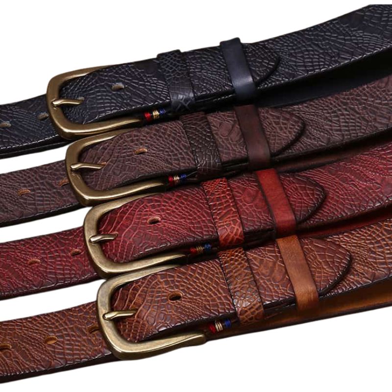 Quatre ceintures pour homme Textuborn en cuir pleine fleur avec relief crocodile, boucles ardillon ovales en cuivre doré vieilli et coutures contrastantes. Couleurs : noir, marron foncé, rouge bordeaux et marron clair. #fullwidth