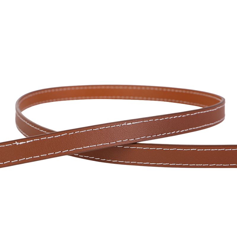 Ceinture fine en cuir marron Thalia, avec coutures blanches contrastées et finition lisse, idéale pour nouer autour de la taille.