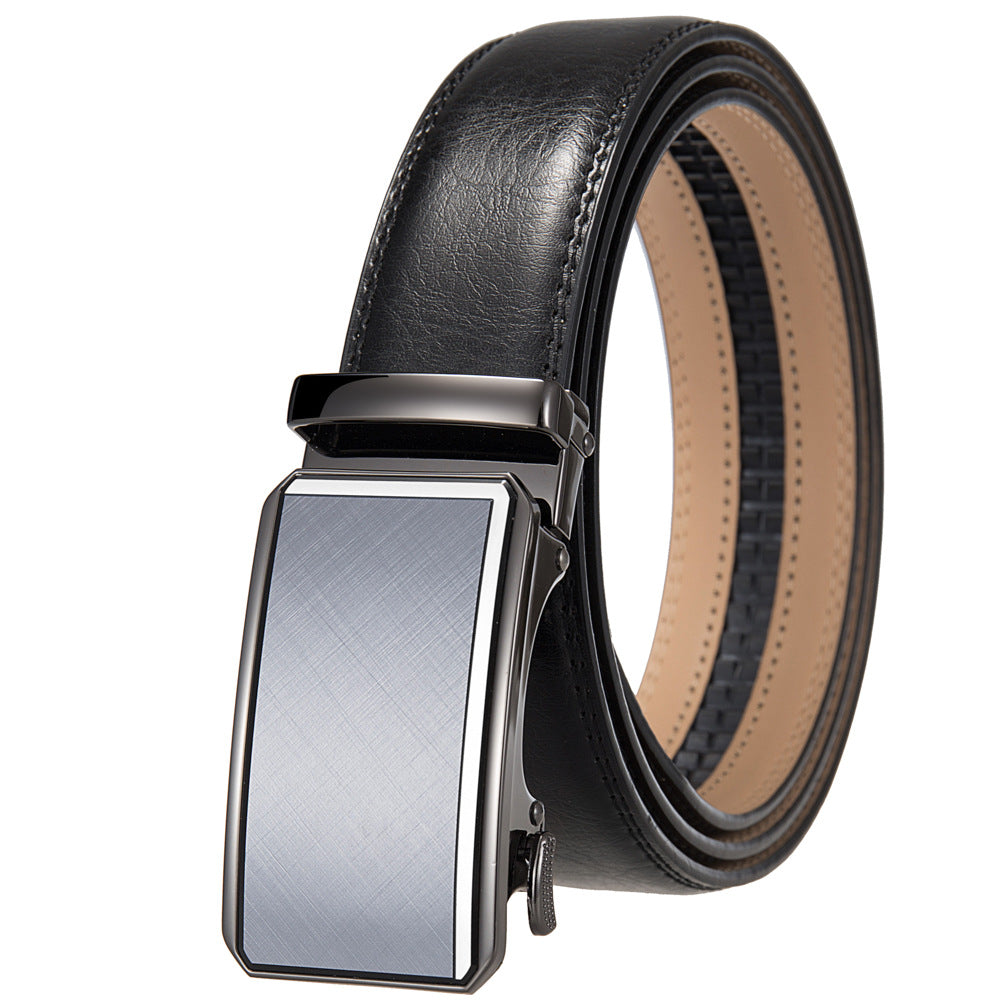 Ceinture pour homme Théo Lin 60 en cuir de vachette noir avec boucle automatique rectangulaire en métal finition argentée brossée.