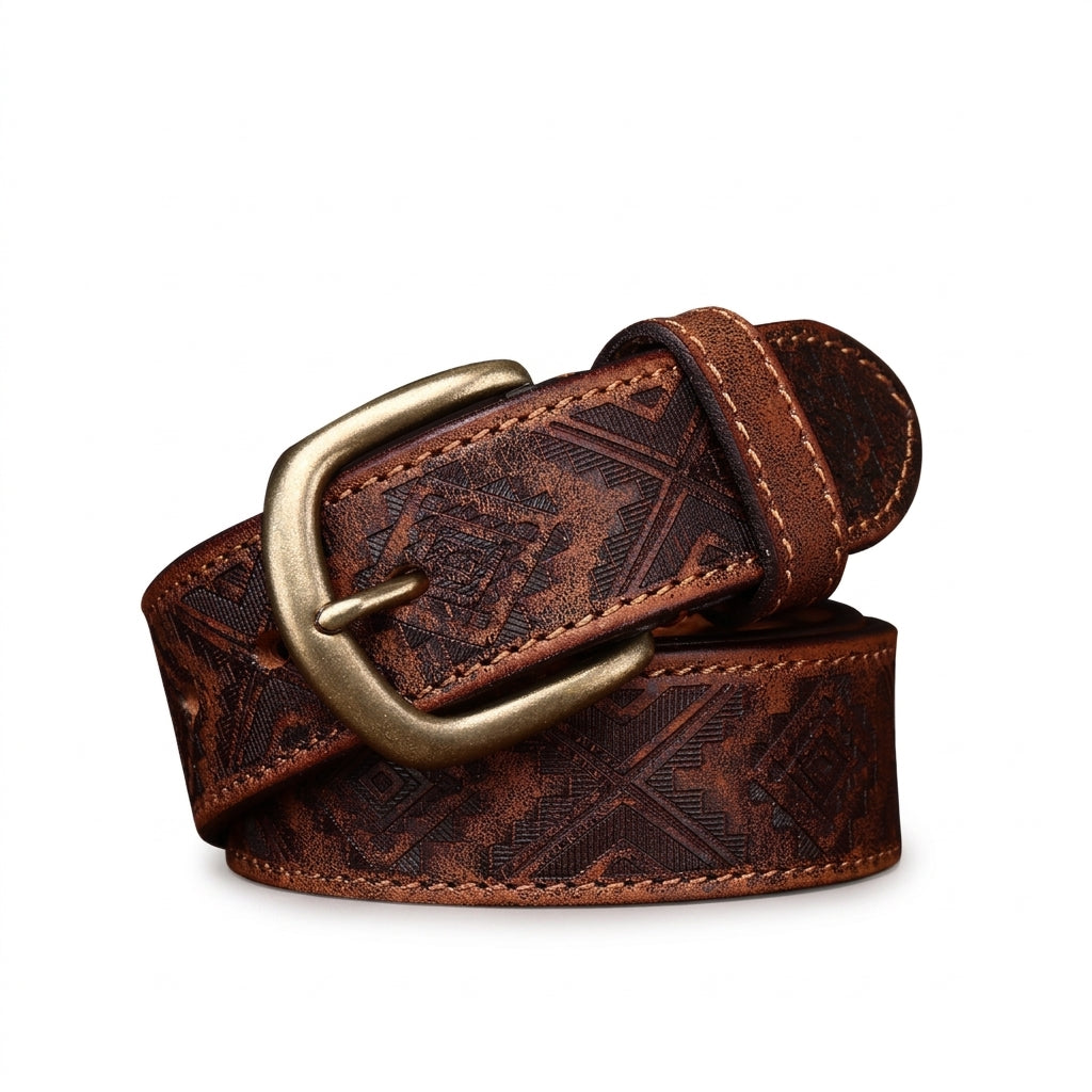 Ceinture homme Tolbiac en cuir pleine fleur marron avec motifs géométriques gravés et boucle ardillon en cuivre vieilli.