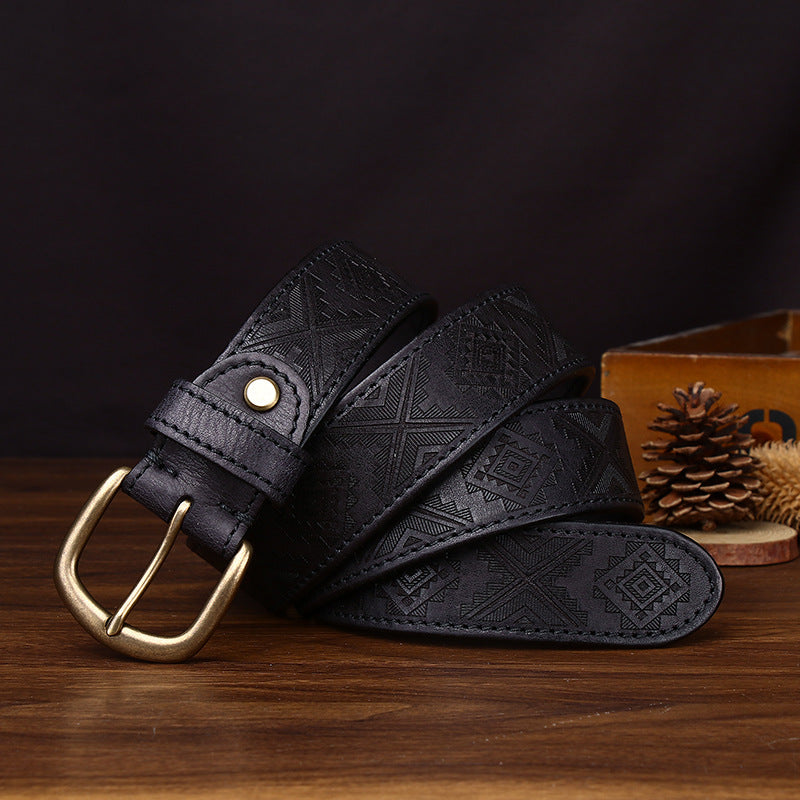 Ceinture homme Tolbiac en cuir pleine fleur noir avec motifs géométriques gravés et boucle ardillon en cuivre patiné sur fond sombre #fullwidth