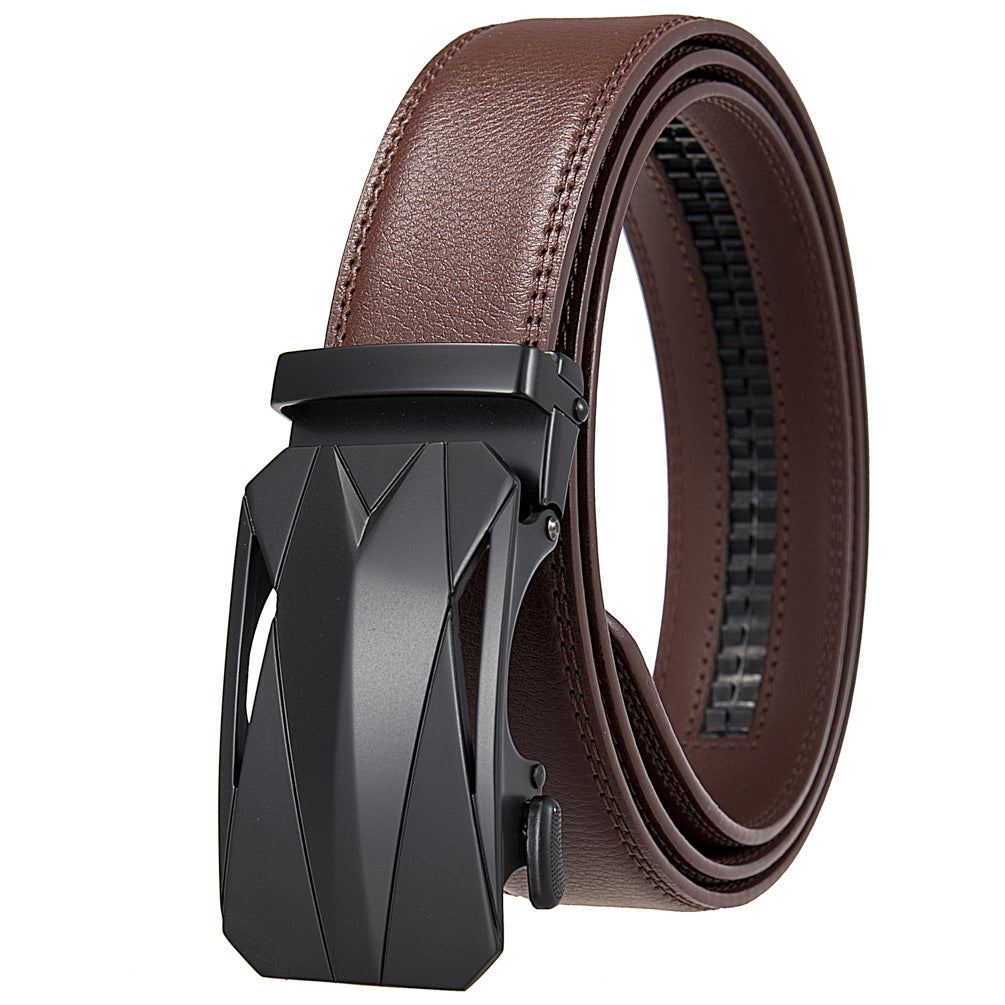 Ceinture homme Tom Cuir en cuir marron avec une boucle automatique rectangulaire noire au design géométrique et une lanière texturée.