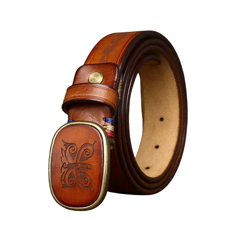 Ceinture Totem d’Acier pour homme en cuir pleine fleur marron clair, boucle ovale en cuivre doré vieilli avec gravure ethnique et coutures colorées. #fullwidth