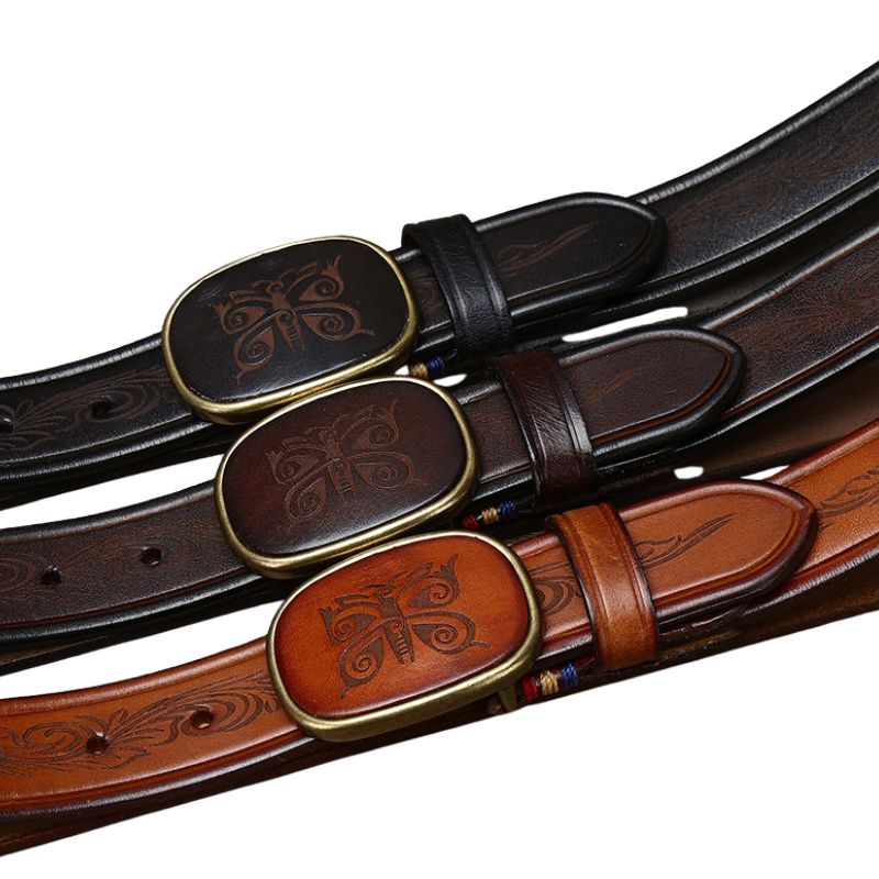 Trois ceintures pour homme Totem d’Acier en cuir marron, noir et café, avec boucles ovales gravées ethniques et détails multicolores. #fullwidth