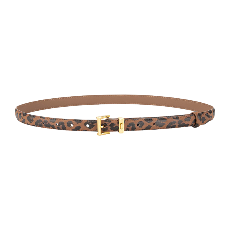 Ceinture fine pour femme Trésor avec un imprimé léopard subtil et une boucle ardillon rectangulaire dorée.