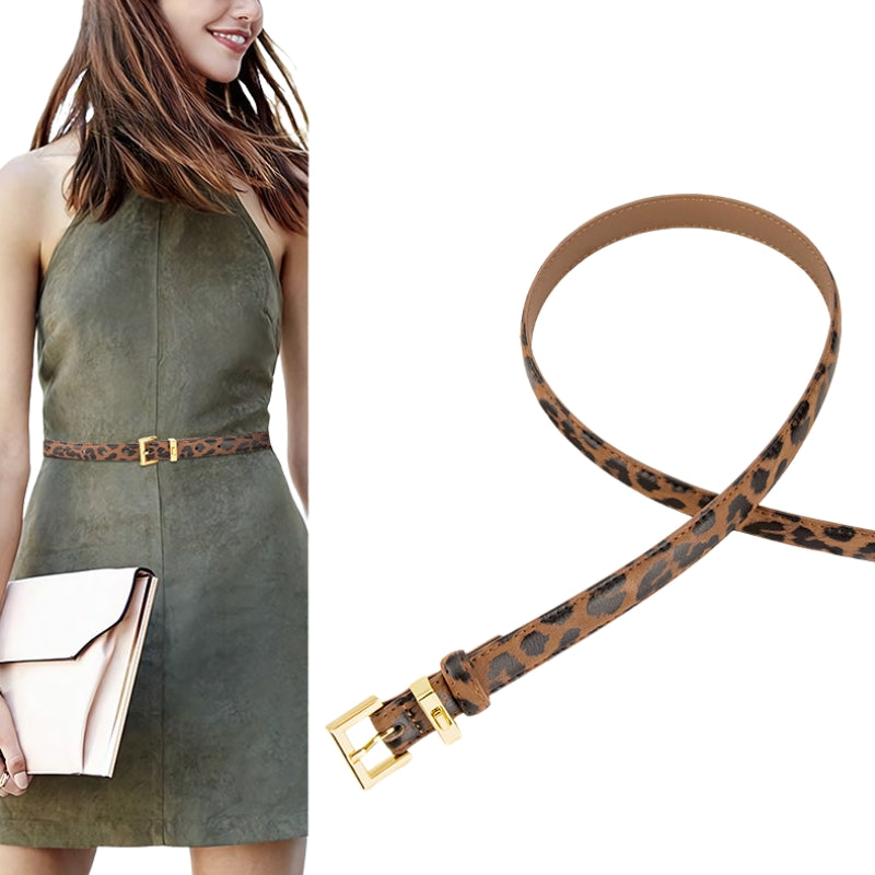 Ceinture fine Trésor en cuir avec imprimé léopard et boucle ardillon rectangulaire dorée, portée sur une robe verte.