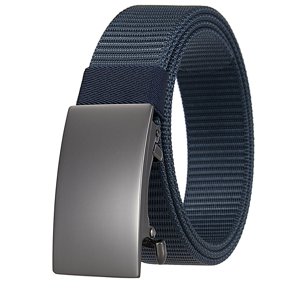 Ceinture Tresson pour homme en tissu bleu marine avec boucle automatique rectangulaire grise sans dents et lanière tressée.