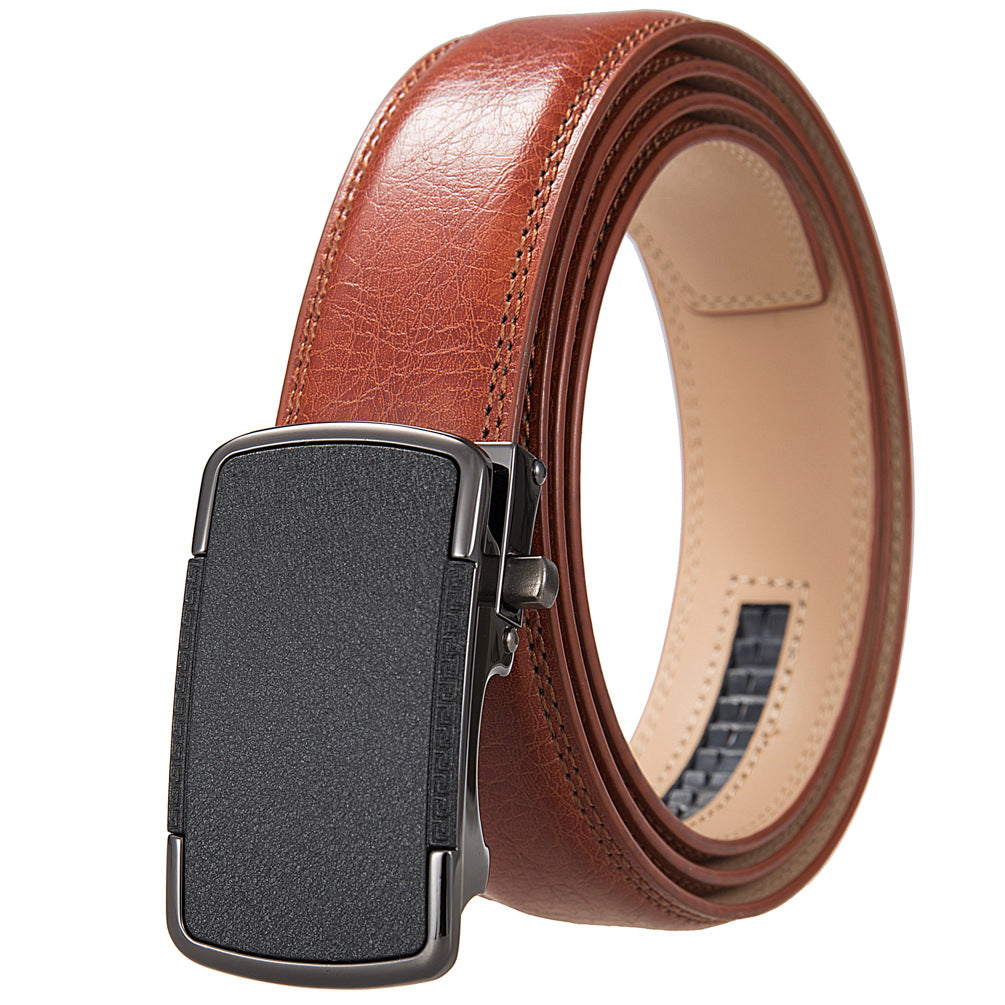Ceinture homme Tuilerie 60 en cuir marron clair avec boucle automatique noire mate à décors géométriques gravés.