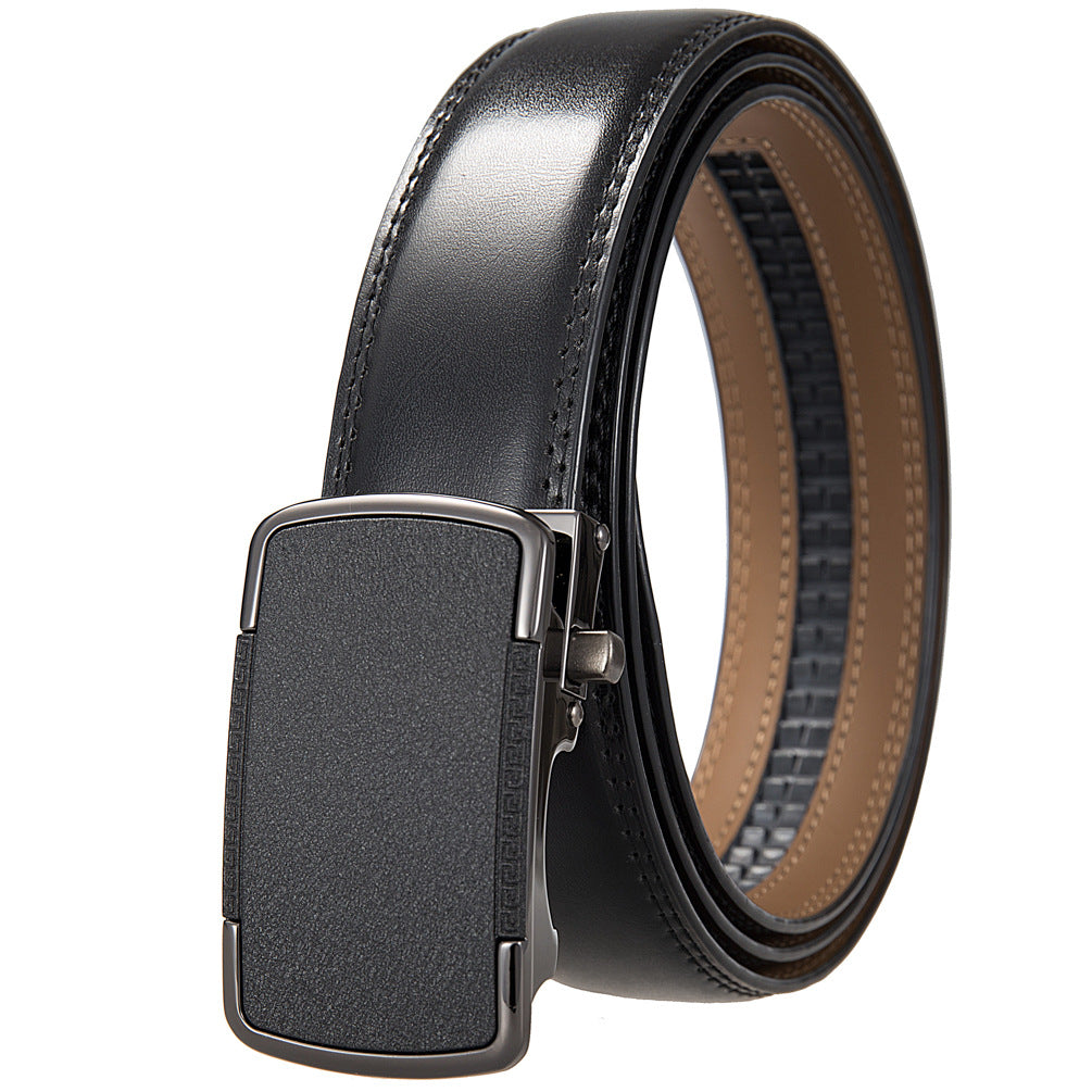 Ceinture homme Tuilerie 95 noire en cuir refendu avec boucle automatique rectangulaire mate et décors géométriques gravés.