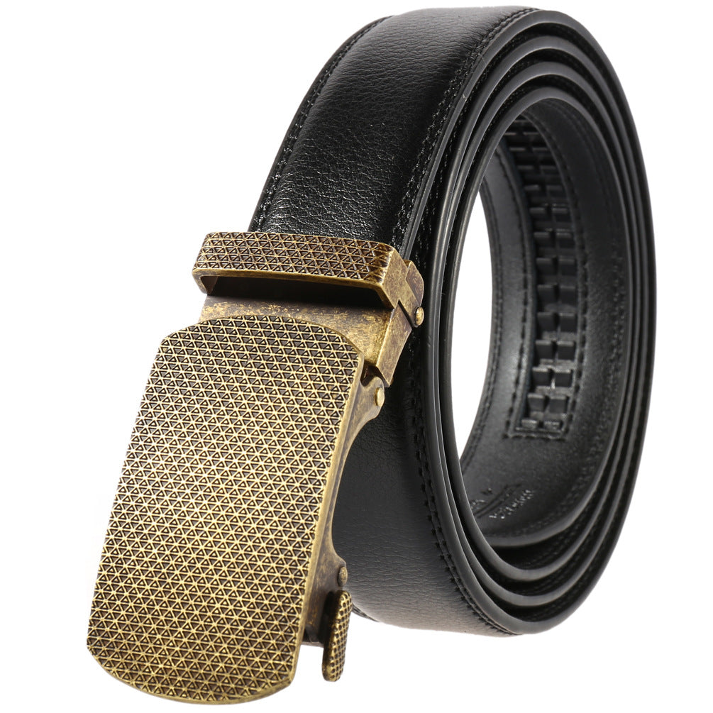Ceinture homme Turbigo en cuir noir avec boucle automatique rectangulaire finition bronze vieilli et motif géométrique grainé.