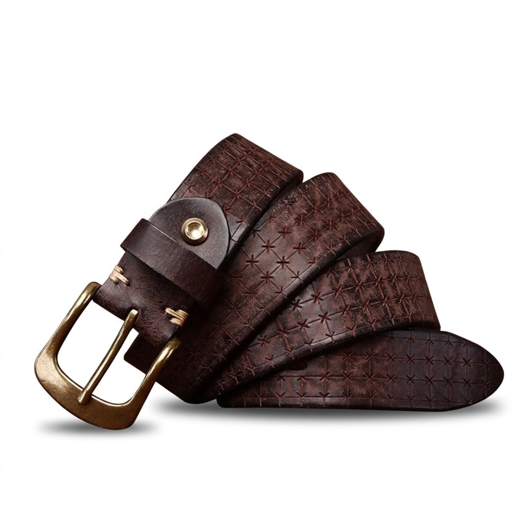 Ceinture homme Turenne en cuir pleine fleur de vachette marron avec gaufrage géométrique, boucle ardillon en cuivre massif finition dorée antique.