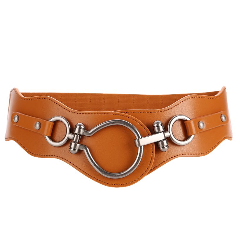 Ceinture large Uline pour femme en cuir refendu couleur camel, finition daim, avec boucle argentée vieillie en forme de mors de cheval et système de fermeture original.