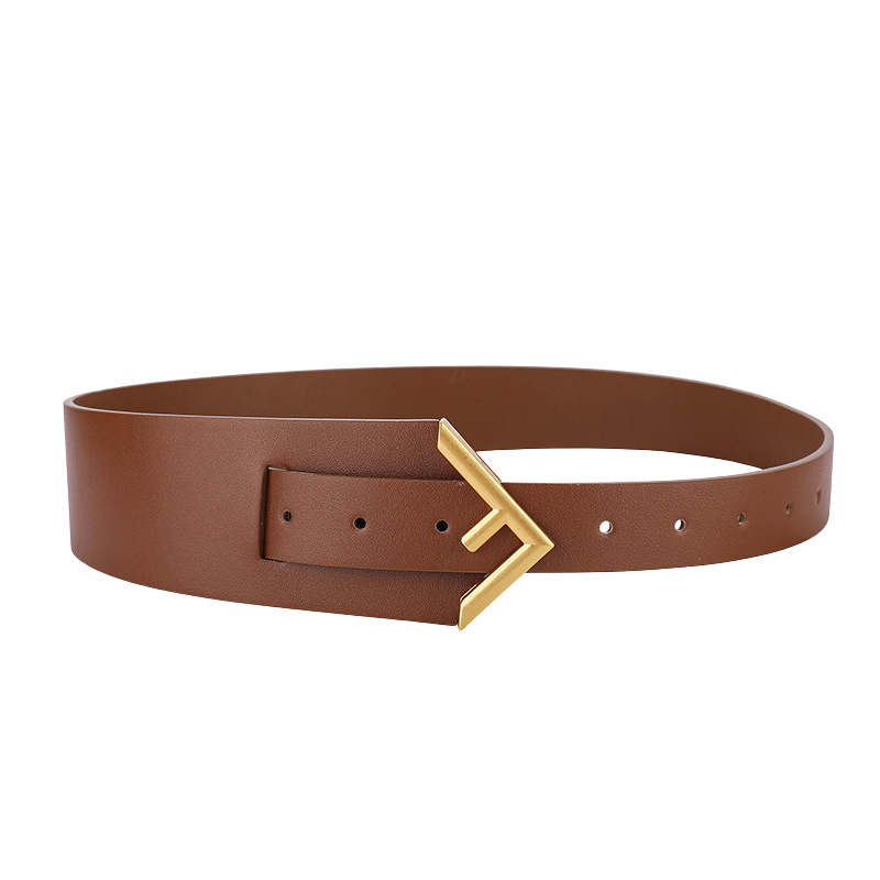 Ceinture Ursule marron en cuir refendu avec boucle dorée géométrique angulaire en F, design épuré sans couture apparente.