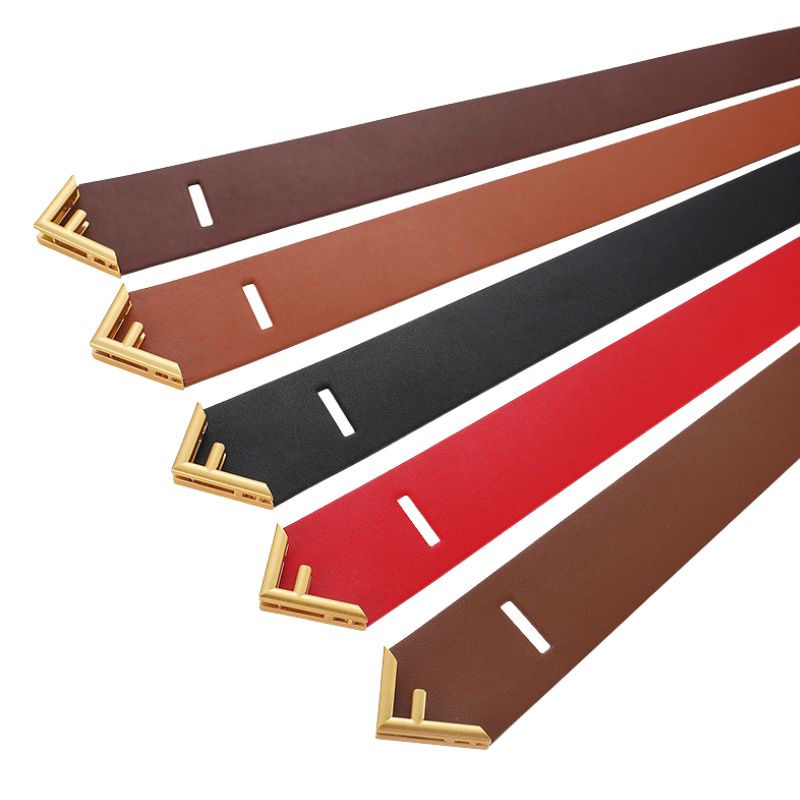 Ceintures Ursule pour femmes en cuir refendu disponibles en plusieurs couleurs : marron foncé, marron clair, noir et rouge. Elles sont dotées d'une boucle géométrique dorée et d'une finition sans couture.