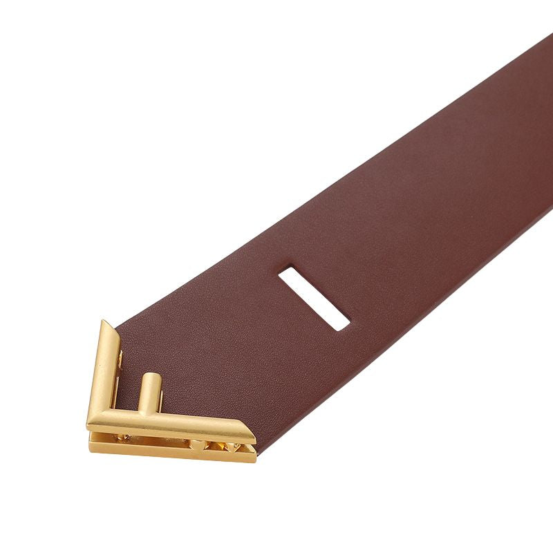 Ceinture Ursule en cuir marron avec boucle dorée géométrique, vue rapprochée sur le coin orné du logo F.