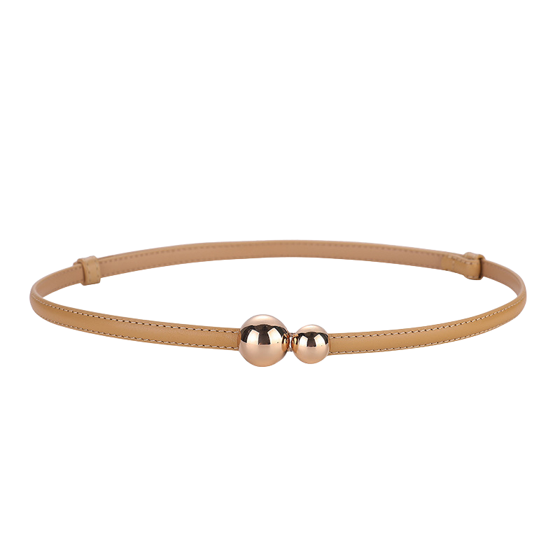 Ceinture fine Ursuline en cuir beige avec deux boules dorées décoratives au centre.