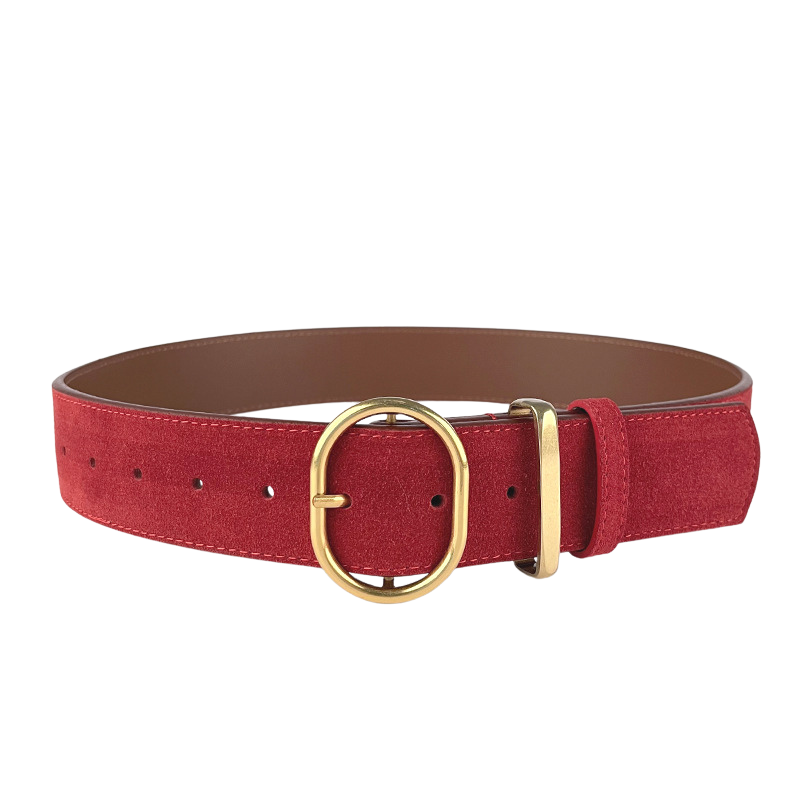 Ceinture large rouge en cuir de vachette refendu aspect daim, avec boucle ardillon ovale allongée dorée. La ceinture Valérie 1 est disponible en 6 coloris.