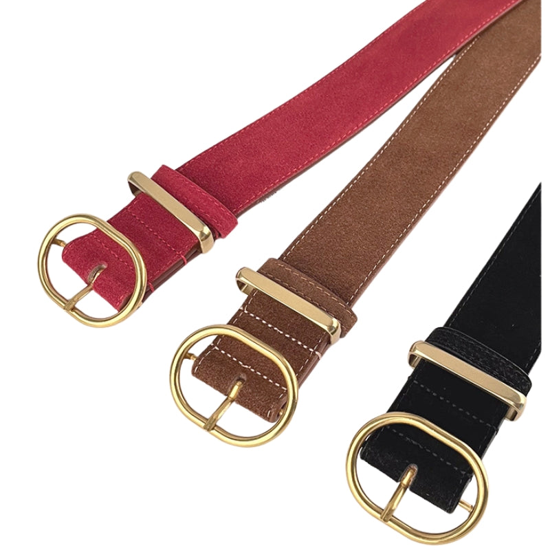 Trois ceintures pour femme Valérie 1 en cuir de vachette refendu avec finition daim, disponibles en rouge, marron et noir, dotées d'une boucle ardillon ovale allongée dorée et d'une largeur de 4,2 cm.