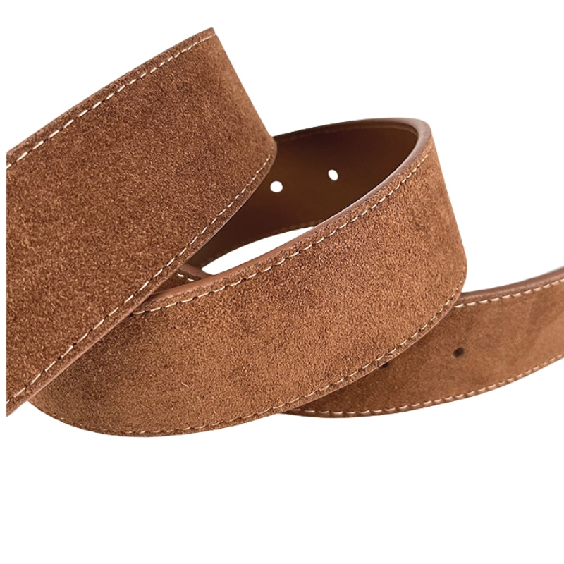 Ceinture femme Valérie 1 en cuir de vachette refendu aspect daim marron, avec coutures contrastantes blanches et boucle ardillon ovale allongée dorée. Largeur 4.2 cm.
