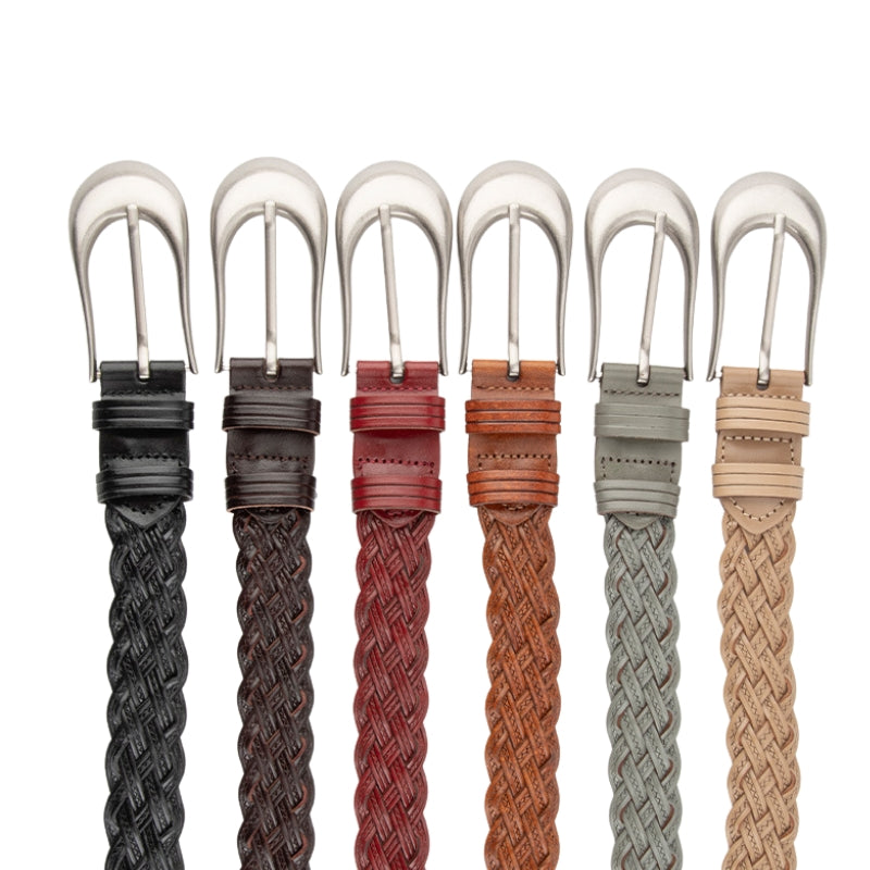 Six ceintures Valeur pour femmes en simili cuir tressé disponibles en noir, marron foncé, bordeaux, marron clair, gris et beige, chacune avec une boucle ardillon argent mat en forme de goutte d'eau.