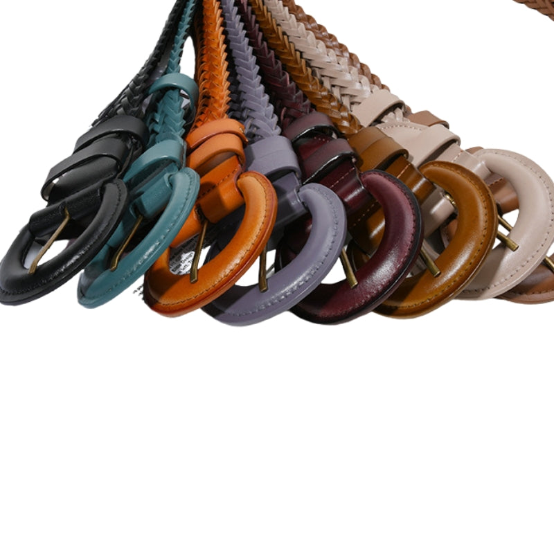 Collection de ceintures Véronique tressées en cuir de vachette, dotées de boucles ardillon demi-lune en alliage doré, disponibles dans une variété de couleurs.