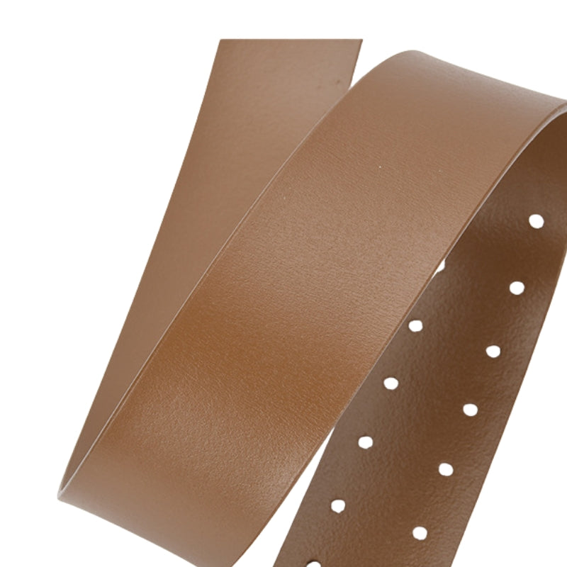 Ceinture Victoire en cuir de vachette lisse couleur camel avec des petits trous pour l'ajustement.
