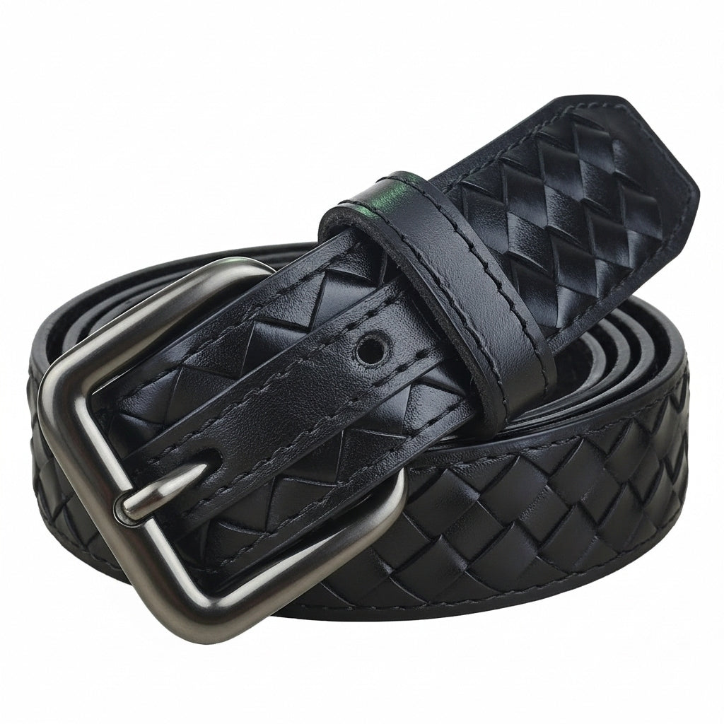 Ceinture Victor Zen noire en cuir de vachette pleine fleur tressé à la main, avec boucle ardillon carrée en métal argenté.