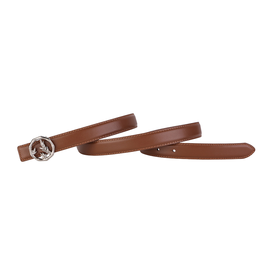 Ceinture femme Violette en cuir marron avec boucle ronde argentée ornée d'un motif feuille. #fullwidth