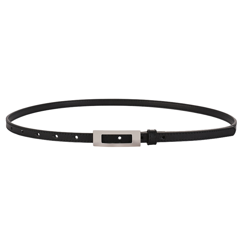 Ceinture fine noire Wanda en cuir pleine fleur avec boucle rectangulaire argentée évidée.