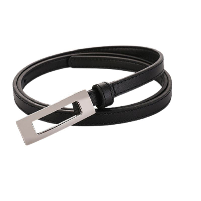 Ceinture fine noire Wanda en cuir avec boucle rectangulaire argentée évidée.