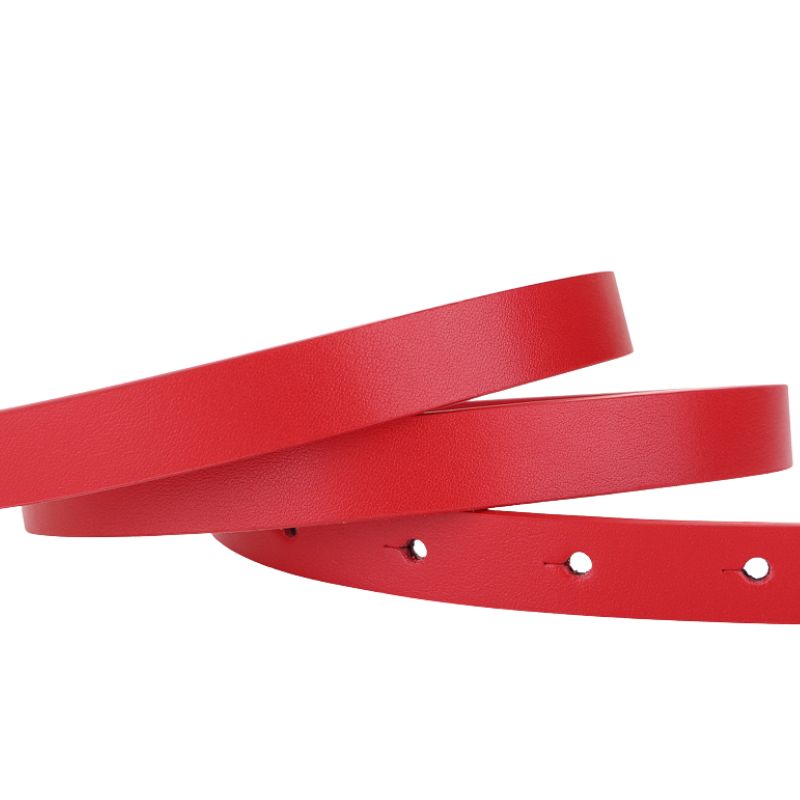 Ceinture fine rouge pour femme, modèle Whisper, en cuir nubuck lisse, vue rapprochée des trous pour boucle.
