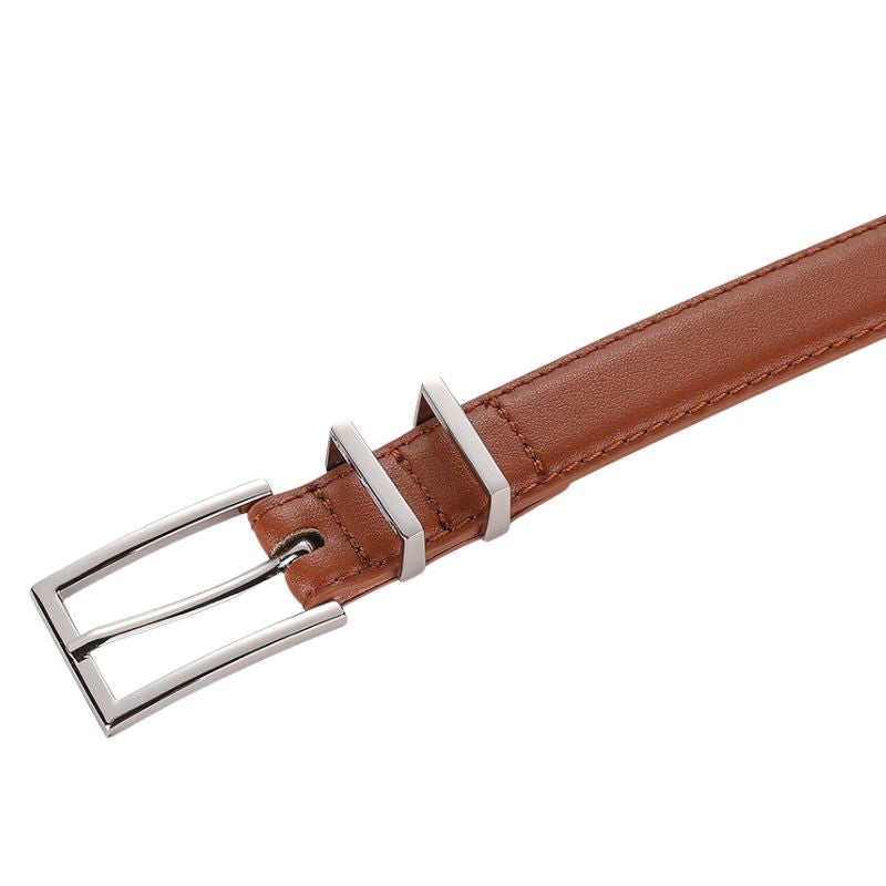 Ceinture Wilhelmine en cuir marron avec boucle rectangulaire argentée et passants fins.