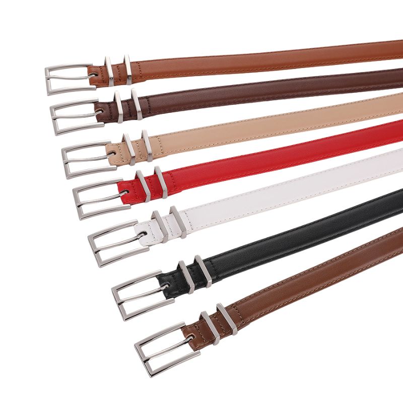 Ceinture fine Wilhelmine en cuir de vachette disponible en plusieurs coloris : marron clair, marron foncé, beige, rouge, blanc et noir. Boucle rectangulaire argentée.