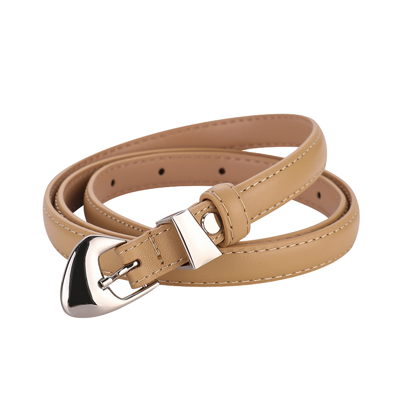 Ceinture fine Ysée en cuir beige avec boucle argentée polie.