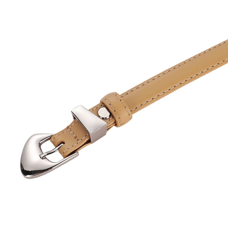 Ceinture fine Ysée en cuir pleine fleur de vachette couleur beige avec boucle ardillon argentée et passant en métal.