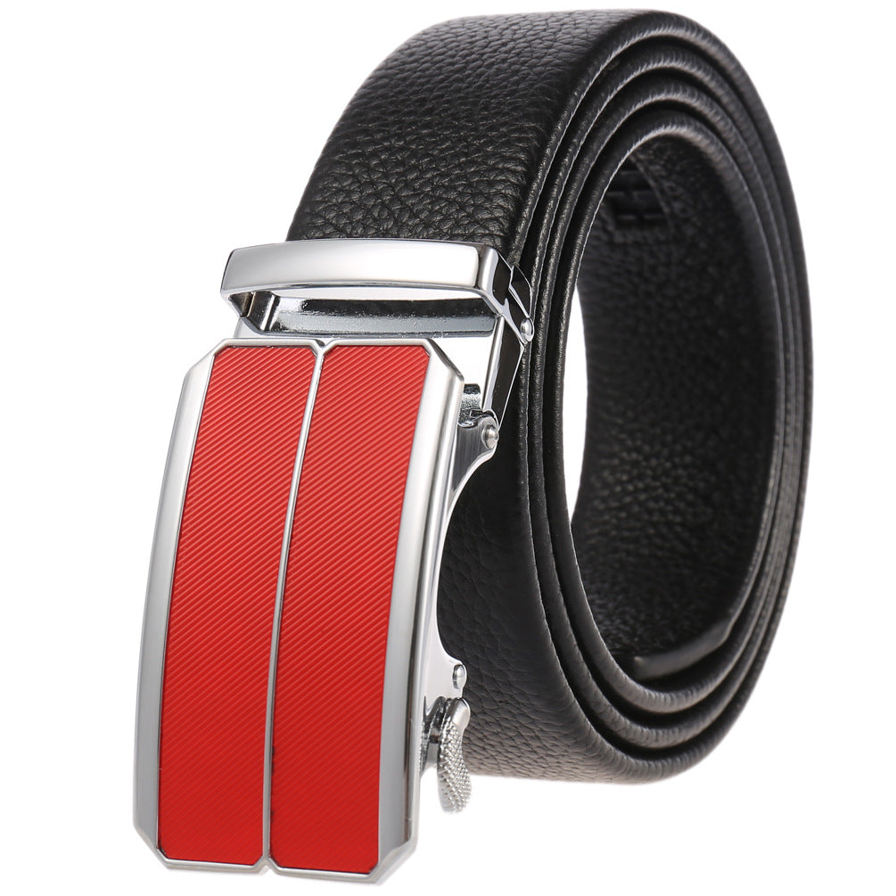 Ceinture Yves homme en cuir noir avec boucle automatique argentée et détails rouges texturés.