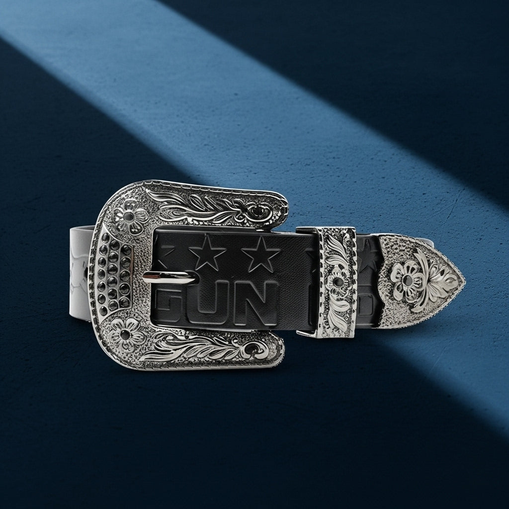 Ceinture Zadig pour homme en cuir pleine fleur noir avec motif "GUN POLICE" gravé en relief et strass sur la boucle ardillon argentée. #fullwidth