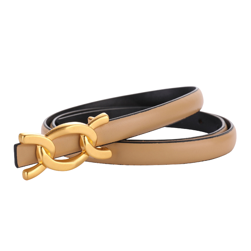 Ceinture fine Zénaïde en cuir beige pour femme, avec boucle dorée décorative à double anneau entrelacé.