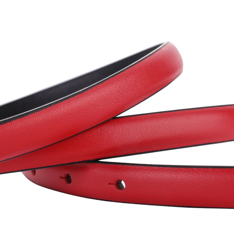 Ceinture fine rouge Zénaïde en cuir pleine fleur pour femme, vue rapprochée sur la lanière lisse et les trous d'ajustement.