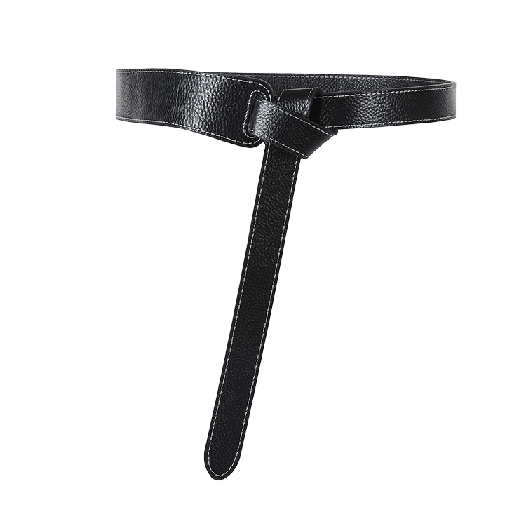 Ceinture Zéphyrine noire en cuir pleine fleur avec texture grainée, couture blanche contrastante et système de nouage sans boucle.