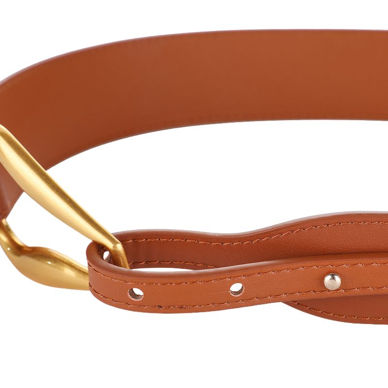 Ceinture large Zoé en cuir refendu marron avec boucle dorée stylisée et détails de couture.