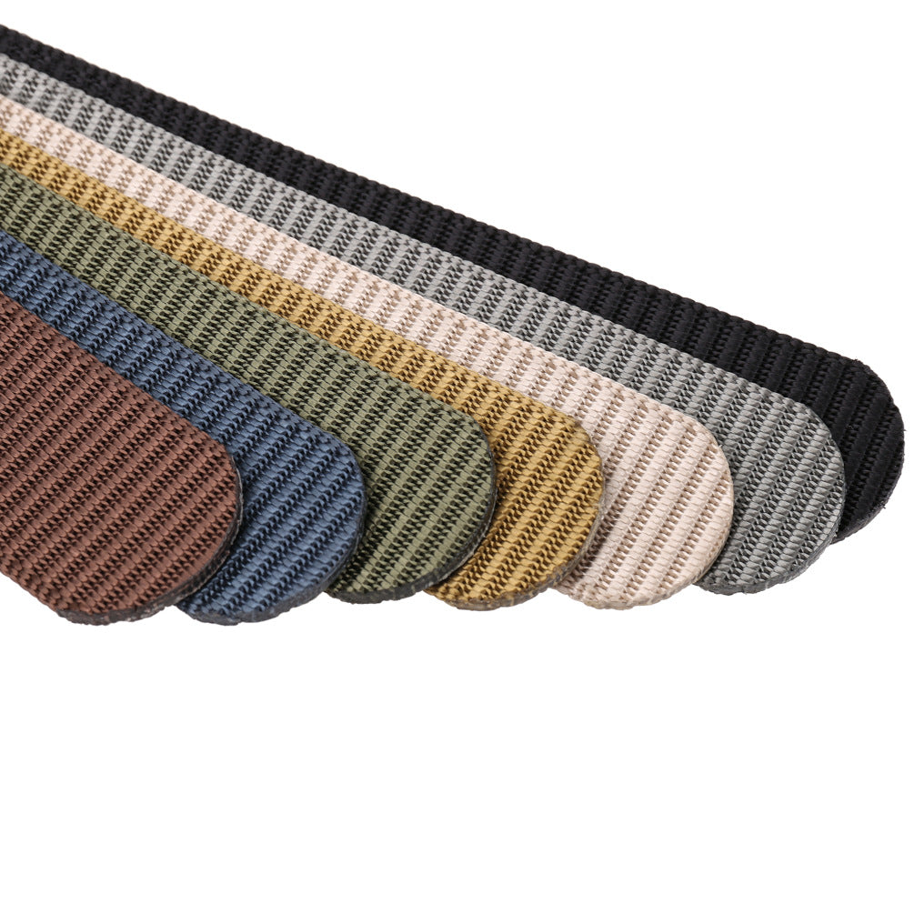 Collection de ceintures pour homme Zola 1 dans diverses couleurs : brun, bleu, vert, kaki, beige et noir, avec une texture rayée distinctive et une boucle automatique rectangulaire grise. #fullwidth
